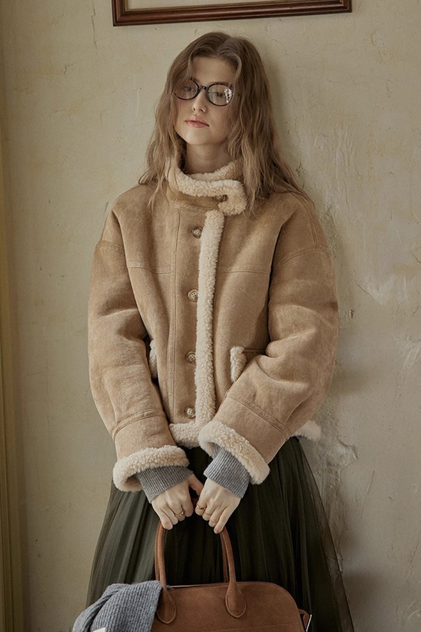 베이직한 디자인과 부드러운 촉감이 돋보이는 스웨이드 리버시블 재킷입니다. 가을, 겨울 시즌에 어울리는 두꺼운 두께감으로 따뜻하게 착용할 수 있으며, 캐주얼부터 클래식까지 다양한 스타일을 연출할 수 있습니다. 베이지와 브라운 두 가지 컬러로 출시되어, 출근룩이나 모임룩 등 TPO에 맞춰 활용하기 좋습니다. 레귤러 핏에 버튼 여밈 방식, 긴 소매 기장으로 편안함과 스타일리시함을 동시에 갖췄습니다. 안감의 포켓 디테일이 실용성을 더해줍니다.
