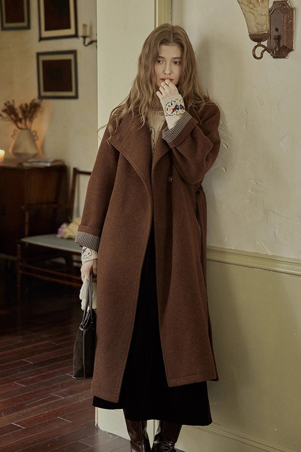 브라운 컬러의 플레드 커프스 벨티드 코트입니다. 울 소재로 제작되어 가을, 겨울 시즌에 따뜻하게 착용할 수 있으며, 두꺼운 두께감으로 보온성을 높였습니다. 클래식하고 베이직한 스타일로, 오피스룩, 출근룩, 모임룩 등 다양한 TPO에 활용 가능합니다. 허리 벨트로 허리 라인을 강조하여 여성스러운 실루엣을 연출하며, 긴 소매와 커프스 디테일이 특징입니다. 레귤러핏으로 편안하게 착용 가능하며 미디엄 기장으로 다리가 길어 보이는 효과를 줍니다.
