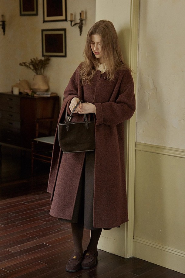 가을, 겨울 시즌 당신의 품격을 높여줄 심플 스카프 버튼 코트입니다. 부드러운 울 소재로 제작되어 포근하고 고급스러운 착용감을 선사하며, 롱 기장과 루즈핏으로 편안하면서도 세련된 실루엣을 연출합니다. 클래식하고 미니멀한 디자인으로, 무지 패턴과 브라운 컬러가 어떤 옷에도 잘 어울려 출근룩과 모임룩 등 다양한 TPO에 활용 가능합니다. 특히 스카프 디테일이 더해져 포인트를 주며, 버튼 여밈 방식으로 간편하게 스타일링할 수 있습니다.
