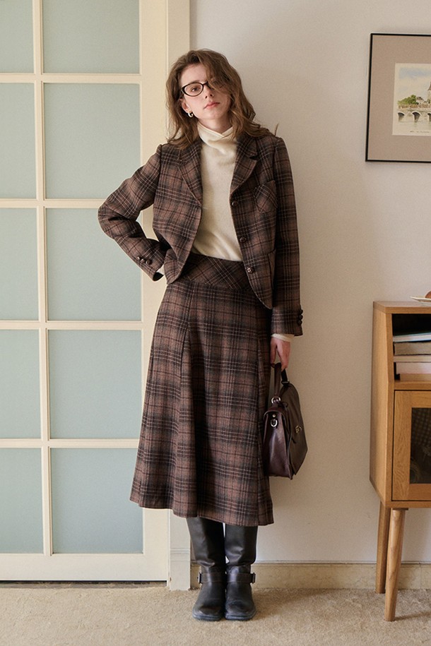 브라운 컬러의 체크 체크 시계 스커트입니다. 울 소재로 제작되어 가을, 겨울 시즌에 따뜻하게 착용할 수 있으며, 두꺼운 두께감으로 포근한 착용감을 선사합니다. 플레어 디자인과 A라인 핏으로 여성스러운 실루엣을 연출하며, 클래식 및 캐주얼 스타일을 모두 소화할 수 있습니다. 미디엄 기장으로 출근룩이나 모임룩 등 다양한 TPO에 활용 가능하며, 부드러운 촉감으로 편안하게 즐겨 입을 수 있습니다.
