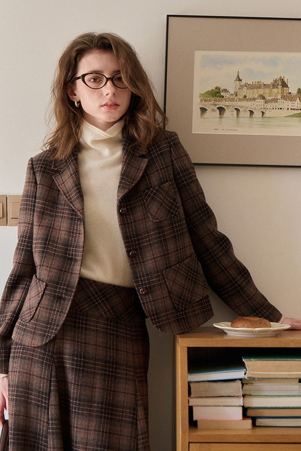 'Check clock 재킷'은 여성스러운 클래식 무드를 연출하는 브라운 컬러의 체크 자켓입니다. 울 소재로 제작되어 가을, 겨울 시즌에 따뜻하게 착용할 수 있으며, 두꺼운 두께감으로 포근함을 더합니다. 레귤러 핏에 싱글 버튼 여밈 방식으로, 오피스룩, 출근룩, 모임룩 등 다양한 TPO에 활용 가능합니다. 테일러드 코트 타입의 긴 소매 디자인으로, 미니멀하면서도 세련된 스타일을 완성합니다. 클래식한 체크 패턴이 돋보이는 이 재킷은 당신의 옷장에 품격을 더해줄 것입니다.
