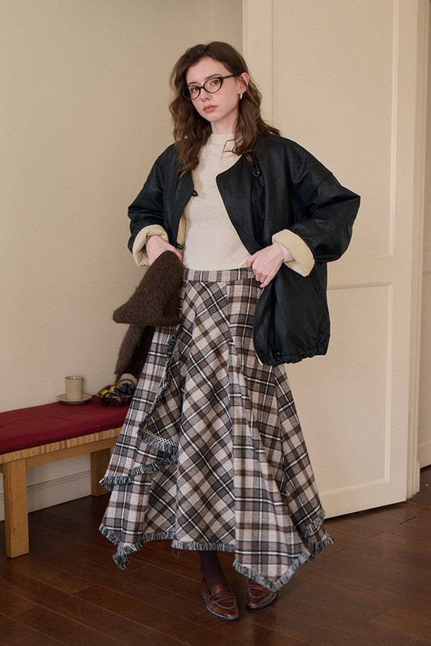 브러쉬 플래드 스커트는 가을, 겨울 시즌에 어울리는 여성용 스커트입니다. 브라운과 베이지 컬러의 울 소재로 제작되어 부드러운 촉감과 두꺼운 두께감을 자랑합니다. 클래식하고 캐주얼한 스타일을 연출하며, A라인 플레어 핏과 체크 패턴, 프린지 디테일이 특징입니다. 출근룩, 모임룩, 데이트룩 등 다양한 TPO에 활용 가능하며, 미니멀, 클래식, 캐주얼 스타일을 즐겨 입는 분들께 추천합니다. 루즈핏으로 편안하게 착용할 수 있습니다.
