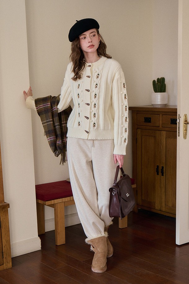 아이보리, 화이트 컬러의 자수 혼 니트 카디건입니다. 부드러운 울과 니트 소재로 제작되어 가을, 겨울 시즌에 따뜻하게 착용할 수 있습니다. 라운드넥에 레귤러 핏으로, 캐주얼한 스타일을 연출하며 출근룩, 모임룩에 활용하기 좋습니다. 자수 디테일과 혼 장식이 포인트로, 클래식하고 미니멀한 무드를 더합니다. 두꺼운 두께감으로 포근하게 몸을 감싸줍니다.
