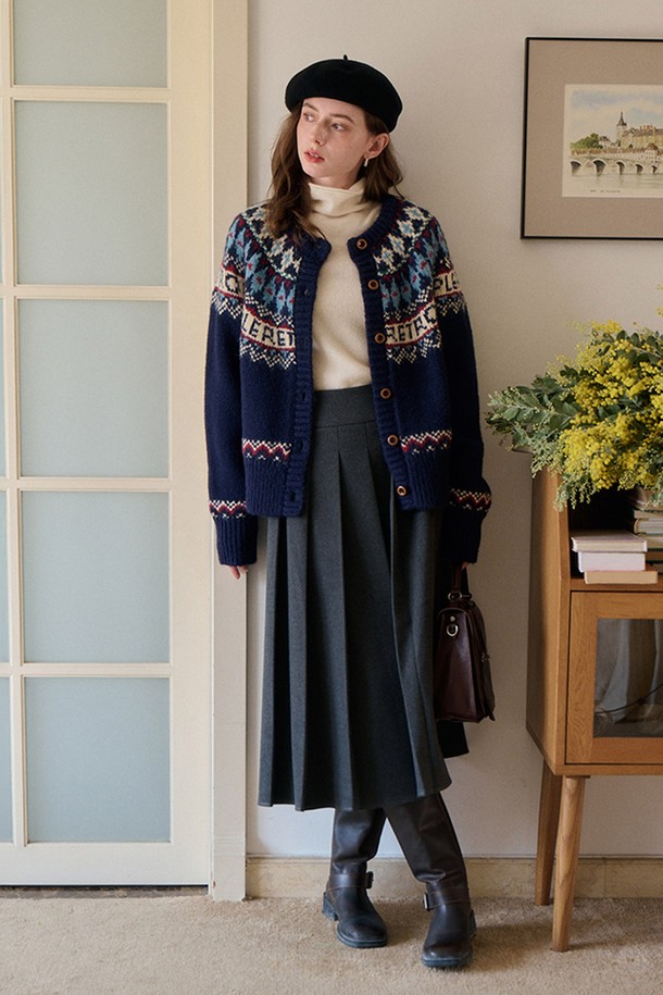 네이비, 화이트, 레드의 세 가지 색상으로 만나볼 수 있는 '아일랜드 니트 가디건'입니다. 부드러운 울 소재로 제작되어 가을, 겨울 시즌에 따뜻하게 입을 수 있습니다. 레귤러 핏에 라운드넥 디자인이며, 긴 소매와 두꺼운 두께감으로 포근함을 더했습니다. 노르딕 페어아일 패턴과 버튼 여밈 디테일이 캐주얼하면서도 클래식한 무드를 연출합니다. 일상에서 편안하게 즐겨 입기 좋은 아이템입니다.
