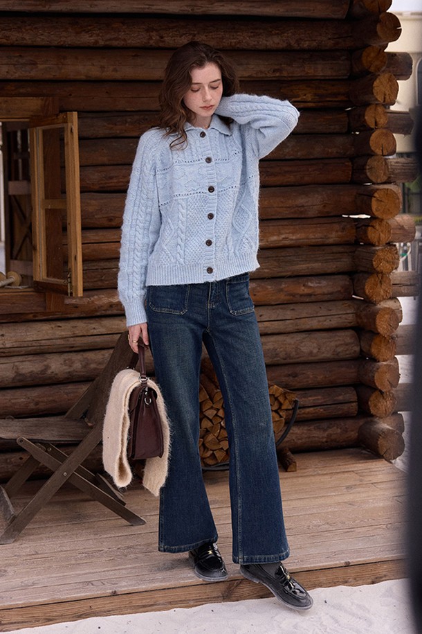 부드러운 울 소재의 '윈드 케이블 니트 가디건'입니다. 넉넉한 레귤러 핏으로 편안하게 착용 가능하며, 라운드넥 디자인과 버튼 디테일이 특징입니다. 가을, 겨울 시즌에 어울리는 두꺼운 두께감으로 따뜻함을 선사하며, 베이직하고 캐주얼한 스타일을 연출합니다. 케이블 패턴의 그레이 컬러로 다양한 룩에 매치하기 용이하며, 긴 소매 기장으로 포근함을 더했습니다. 일상에서 편안하게 즐겨 입을 수 있는 여성용 가디건입니다.
