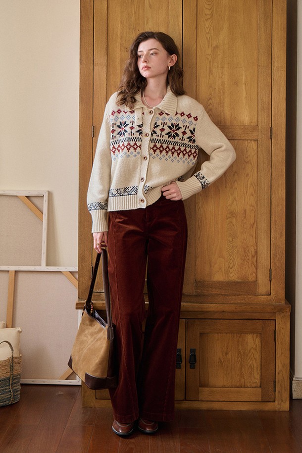 아이슬란드 니트 가디건은 부드러운 울 소재로 제작되어 가을과 겨울에 따뜻하게 착용할 수 있습니다. 라운드넥 디자인에 레귤러 핏으로, 캐주얼한 무드를 연출하며 데이트룩과 모임룩에 적합합니다. 아이보리, 레드, 네이비 세 가지 색상으로 출시되어 다양한 스타일에 매치하기 좋습니다. 노르딕 패턴과 긴 소매, 두꺼운 두께감으로 포근함을 더했습니다. 버튼 여밈 방식으로 클래식하고 미니멀한 스타일을 완성해보세요.
