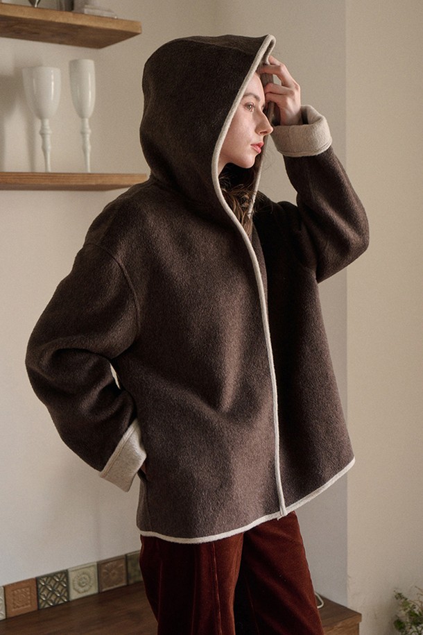 브라운과 베이지 컬러 배색이 돋보이는 후드 코트입니다. 부드러운 울 소재로 제작되어 가을, 겨울 시즌에 따뜻하게 착용할 수 있습니다. 레귤러 핏에 무지 디자인으로 베이직하고 캐주얼한 스타일을 연출합니다. 버튼 여밈 방식이며, 긴 소매와 후드 디자인으로 포인트를 더했습니다. 출근룩, 모임룩, 캐주얼, 클래식, 미니멀 등 다양한 스타일 연출에 활용할 수 있습니다.
