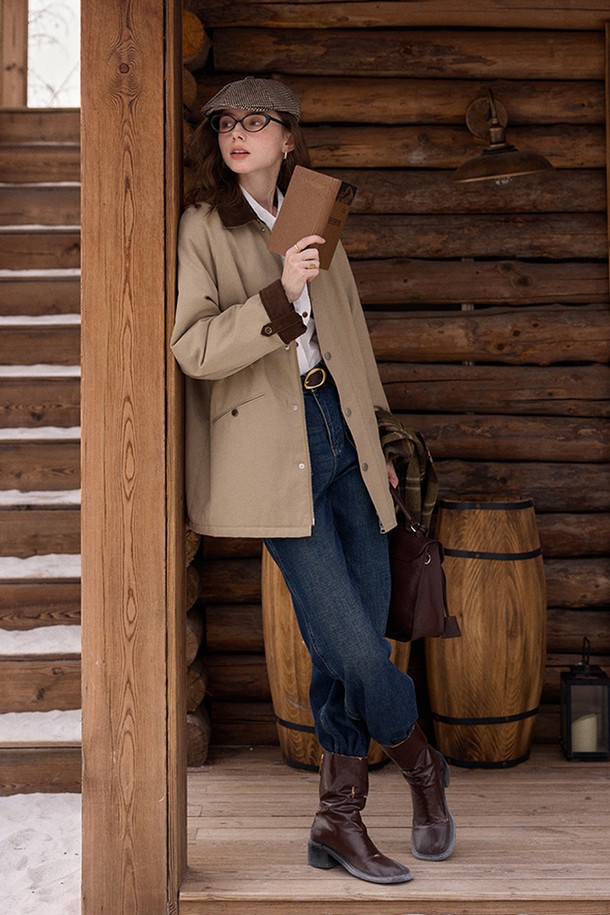 베이지 컬러의 롱 기장 Length 패딩 트렌치 코트입니다. 봄, 가을에 어울리는 두꺼운 두께감의 패딩 충전재와 방수 기능으로 보온성을 높였습니다. 클래식하고 베이직한 디자인에 어깨 패드가 더해져 포멀한 무드를 연출하며, 싱글 버튼 여밈 방식과 레귤러핏으로 편안하게 착용 가능합니다. 출근룩, 오피스룩, 모임룩 등 다양한 TPO에 활용 가능하며, 미니멀하고 시크한 스타일을 완성할 수 있습니다. 뻣뻣한 촉감의 폴리에스테르 소재로 제작되었으며 긴 소매 기장을 갖추었습니다.
