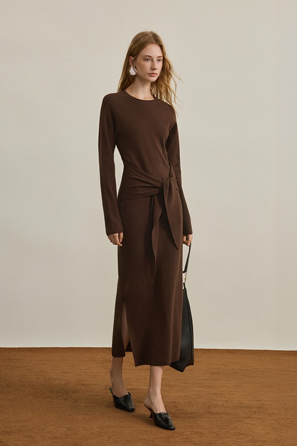 브라운 컬러의 스트랩 니트 원피스입니다. 부드러운 니트 소재로 제작되어 가을, 겨울 시즌에 따뜻하게 착용할 수 있습니다. 미니멀하고 베이직한 스타일에 허리 벨트와 스트랩 디테일이 더해져 포인트를 줍니다. H라인 스트레이트 핏으로 레귤러핏을 선사하며, 라운드넥과 긴 소매 디자인으로 세련된 무드를 연출합니다. 출근룩과 데이트룩 등 다양한 TPO에 미니멀, 클래식한 스타일로 활용하기 좋습니다.
