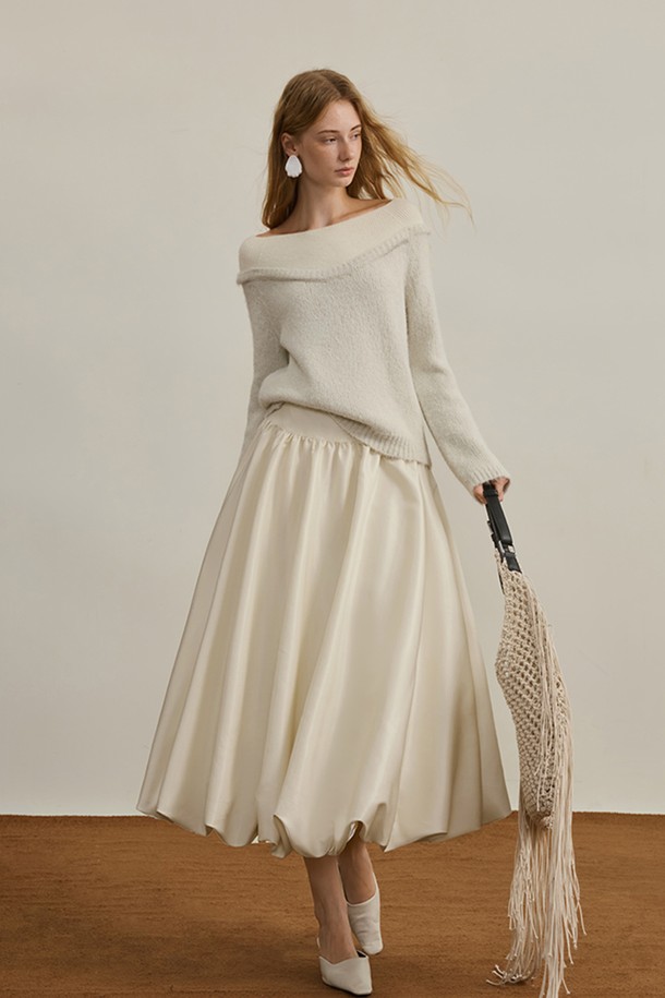 세련된 스타일을 완성하는 웨이스트 슬리밍 스커트입니다. 하이웨스트 디자인과 플리츠 디테일이 더해져, 엘레강스하고 미니멀한 무드를 연출합니다. 부드러운 폴리에스테르 소재로 제작되어 편안한 착용감을 선사하며, 봄, 여름, 가을 시즌에 활용하기 좋습니다. A라인 플레어 스커트 핏으로, 데이트룩, 모임룩, 소개팅룩 등 다양한 TPO에 매치하여 여성스러운 스타일을 강조할 수 있습니다. 아이보리, 화이트 컬러로 출시되어, 미니멀, 클래식, 로맨틱 스타일을 즐겨 입는 여성분들께 추천합니다.
