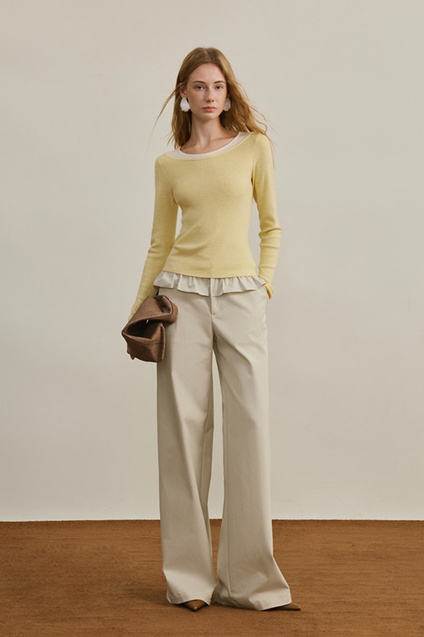 레이스 배색 와이드 팬츠는 여성스러운 분위기를 강조하는 베이지 컬러의 긴 바지입니다. 봄, 가을에 어울리는 이 팬츠는 엘레강스한 스타일을 추구하는 분들께 적합하며, 데이트룩과 모임룩을 위한 완벽한 선택입니다. 와이드 핏과 루즈핏으로 편안함을 더했으며, 레이스 디테일이 돋보입니다. 클래식, 미니멀, 로맨틱 스타일을 모두 소화할 수 있는 활용도 높은 아이템입니다.
