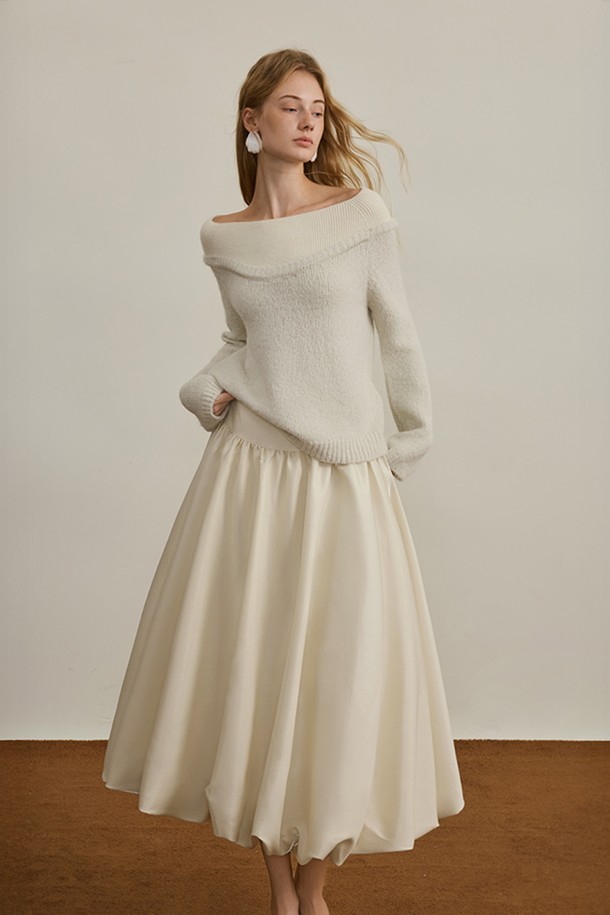 아이보리 컬러의 젠틀 풀오버 니트 탑입니다. 부드러운 울 소재로 제작되어 가을, 겨울 시즌에 따뜻하게 착용하기 좋습니다. 루즈핏과 드롭숄더 디자인으로 편안한 착용감을 선사하며, 보트넥 라인이 여성스러운 분위기를 더합니다. 출근룩이나 모임룩 등 다양한 TPO에 클래식, 미니멀, 캐주얼 스타일로 연출하기 좋습니다. 두꺼운 두께감으로 포근함을 느끼실 수 있는 무지 패턴의 긴소매 니트입니다.
