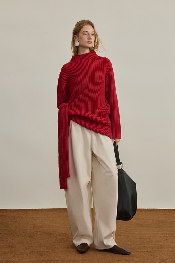 세련된 감각을 더해줄 Sense 사이드 레이스업 스웨터입니다. 부드러운 니트 소재로 제작되어 포근하고 편안한 착용감을 선사하며, 가을과 겨울 시즌에 따뜻하게 입을 수 있습니다. 레귤러핏에 하프넥 디자인으로 미니멀하면서도 베이직한 스타일을 연출합니다. 특히, 사이드 레이스업 디테일이 포인트가 되어 심플한 디자인에 유니크함을 더했습니다. 레드와 버건디 두 가지 컬러로 출시되어, 취향에 맞게 선택하여 데일리룩에 포인트를 줄 수 있습니다.
