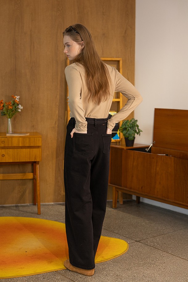 DD 벨트 와이드 스트레이트 데님 팬츠 BLACK입니다. 캐주얼, 클래식, 미니멀 스타일을 아우르는 이 데님 팬츠는 일상과 출근룩 모두에 활용 가능합니다. 두꺼운 두께감의 블랙 데님 소재로 제작되어 뻣뻣한 촉감이 특징이며, 루즈핏과 와이드, 스트레이트 핏으로 편안한 착용감을 선사합니다. 벨트 디테일이 더해져 포인트를 주며, 봄, 가을에 입기 좋습니다.
