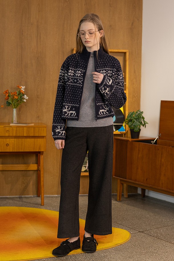 네이비 컬러의 아이스 트레이스 니트 카디건은 캐주얼, 클래식, 미니멀 스타일을 모두 아우르는 여성용 상의입니다. 부드러운 울 소재로 제작되어 가을, 겨울 시즌에 따뜻하게 착용할 수 있으며, 두꺼운 두께감으로 포근함을 더했습니다. 라운드넥 디자인에 노르딕/눈꽃 무늬 패턴이 돋보이며, 긴 소매와 레귤러핏으로 편안한 착용감을 선사합니다. 지퍼 디테일이 있으며, 일상복으로 활용하기 좋습니다.
