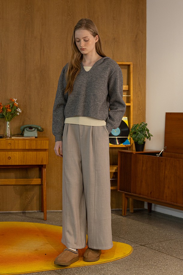 페이크 투피스 니트 후디 탑_그레이는 캐주얼, 미니멀, 클래식 스타일을 즐기는 여성 고객을 위한 상의입니다. 울과 폴리에스테르 혼방 소재로 제작되어 부드러운 촉감을 선사하며, 가을과 겨울에 따뜻하게 착용할 수 있습니다. 레귤러핏에 긴소매, 후드넥 디자인으로 일상복은 물론 출근룩으로도 활용 가능합니다. 페이크 레이어드 디테일이 돋보이는 두꺼운 두께감의 무지 니트 스웨터입니다.
