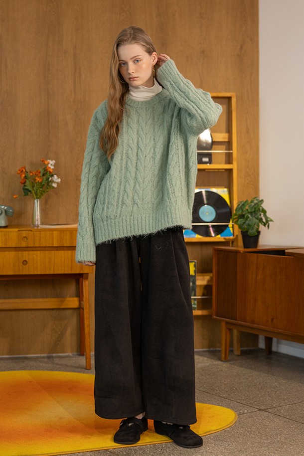 민트 컬러의 Twisted crew neck knit top(트위스티드 크루넥 니트 탑)입니다. 여성 의류 상의 카테고리에 속하는 이 니트는 캐주얼 및 데일리 스타일로, 겨울철에 따뜻하게 착용하기 좋습니다. 울과 폴리에스테르 혼방 소재로 제작되어 부드러운 촉감을 선사하며, 두꺼운 두께감으로 포근함을 더합니다. 트위스트 패턴과 오버사이즈 핏, 라운드넥 디자인이 특징이며, 편안한 착용감을 제공합니다. 긴 소매 기장의 베이직하고 캐주얼한 니트 스웨터입니다.
