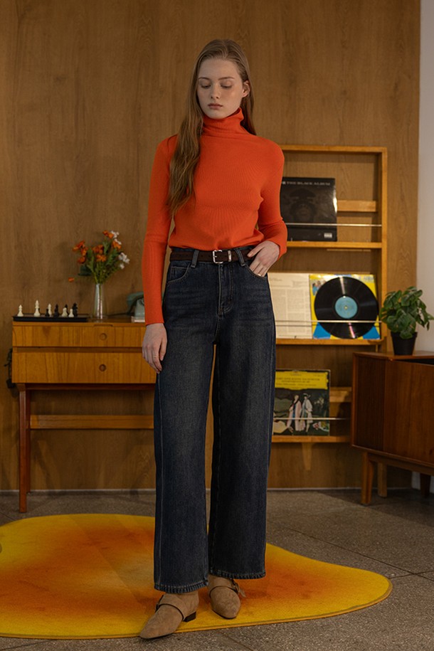 밝은 오렌지 컬러의 니트 탑입니다. 부드러운 촉감의 니트 소재로 제작되어 가을, 겨울 시즌에 따뜻하게 착용할 수 있습니다. 슬림핏 터틀넥 디자인과 긴 소매 기장으로 베이직하면서도 캐주얼한 스타일을 연출합니다. 무지 패턴으로 다양한 하의와 매치하기 용이하며, 미니멀하고 클래식한 무드를 더합니다. 일상복으로 활용하기 좋은 아이템입니다.
