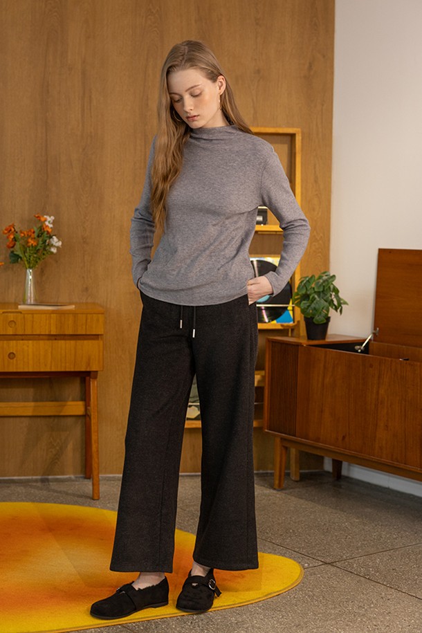 베이직한 디자인의 그레이 컬러 크루넥 니트 탑입니다. 가을, 겨울 시즌에 어울리는 중간 두께감의 긴소매 니트로, 부드러운 촉감이 특징입니다. 아크릴, 폴리에스테르, 나일론, 울 등 다양한 소재 혼방으로 제작되어 편안한 착용감을 선사합니다. 하프 플라 니트 조직으로 제작되어 자연스러운 바디 라인을 연출하며, 미니멀하고 캐주얼한 스타일을 완성합니다. 일상복으로 활용하기 좋은 아이템입니다.
