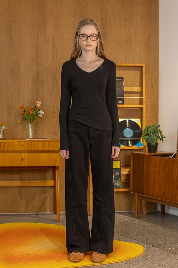 블랙 컬러의 여성용 와이드 넥라인 슬림핏 긴소매 탑입니다. 베이직하고 미니멀, 클래식한 스타일을 연출하기 좋습니다. 사계절 내내 활용할 수 있으며, 레귤러 기장으로 편안하게 착용 가능합니다. 무지 디자인으로 어떤 하의와도 잘 어울립니다. 와이드 넥 라인으로 시원하면서도 세련된 느낌을 줍니다.
