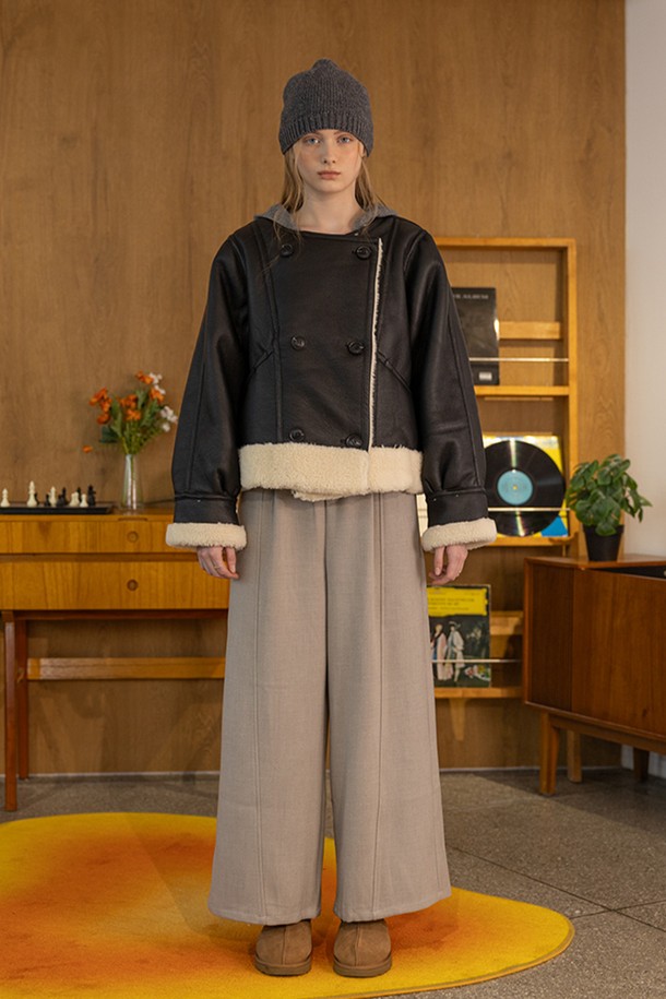 블랙과 아이보리 두 가지 색상으로 출시된 크루넥 루즈 무스탕 코트입니다. 가을, 겨울 시즌에 어울리는 두꺼운 두께감과 부드러운 촉감의 무스탕 소재로 제작되었습니다. 캐주얼하면서도 베이직한 디자인으로, 출근룩과 모임룩 등 다양한 TPO에 활용 가능합니다. 카라와 양털 디테일이 돋보이며, 루즈핏으로 편안하게 착용할 수 있습니다. 클래식, 미니멀, 캐주얼 스타일을 즐겨 입는 여성분들께 추천합니다.
