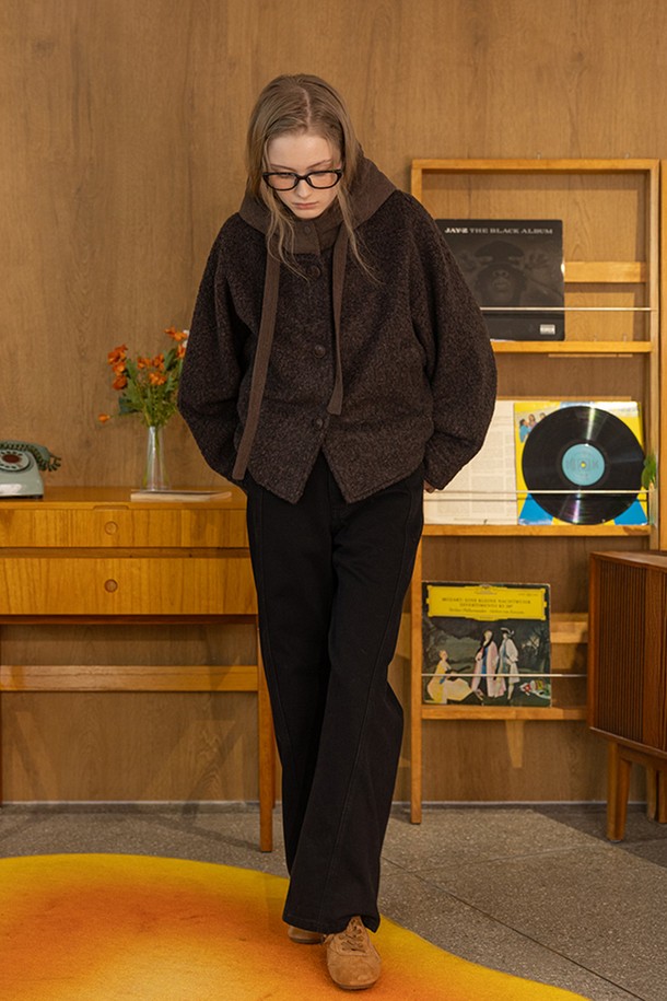 다크 브라운 컬러의 파일 지퍼 숏 코트입니다. 부드러운 촉감의 플리스 소재로 제작되어 가을, 겨울철 따뜻하게 착용할 수 있습니다. 캐주얼하고 미니멀한 스타일로, 집콕룩이나 산책룩 등 편안한 TPO에 잘 어울립니다. 오버핏 디자인과 숏 코트 기장으로 트렌디한 핏을 연출하며, 지퍼 디테일이 포인트입니다. 무지 디자인으로 다양한 룩에 활용하기 좋습니다.
