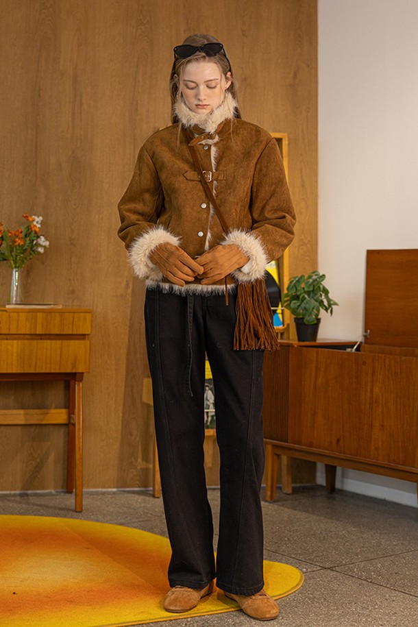 브라운 컬러의 롱 파일 퍼 무스탕 코트입니다. 부드러운 스웨이드와 퍼 소재로 제작되어 겨울철 따뜻하고 포근하게 착용할 수 있습니다. 롱 기장과 롱 슬리브, 레귤러 핏으로 캐주얼하면서도 클래식한 분위기를 연출합니다. 롱 파일 퍼 디테일과 프린지 장식이 포인트이며, 버튼 여밈 방식으로 간편하게 스타일링할 수 있습니다. 데이트룩, 모임룩 등 다양한 TPO에 활용 가능하며, 무지 디자인으로 미니멀한 스타일 연출에도 좋습니다.
