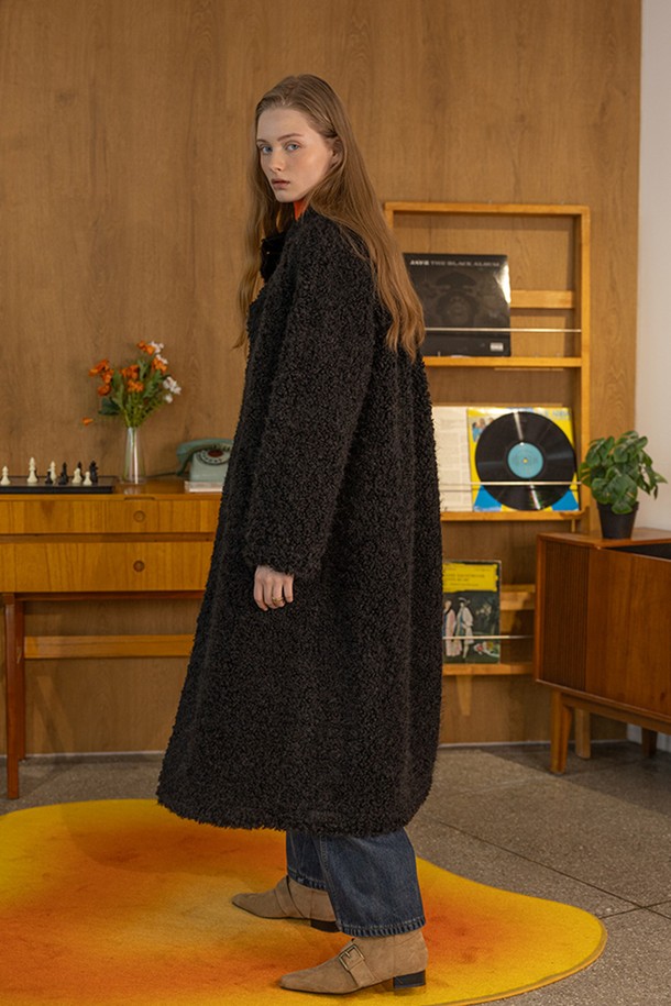 따뜻함을 선사하는 블랙 플리스 코트입니다. 부드러운 촉감의 플리스 소재로 제작되어 겨울철에도 포근하게 착용 가능합니다. 롱 기장에 오버핏 디자인으로 편안하면서도 세련된 스타일을 연출합니다. 오픈 스타일로 간편하게 걸쳐 입을 수 있으며, 베이직한 디자인과 무지 패턴으로 다양한 룩에 활용하기 좋습니다. 출근룩, 모임룩, 클래식, 미니멀, 캐주얼 등 폭넓은 스타일을 소화하며 보온성을 더해줍니다.
