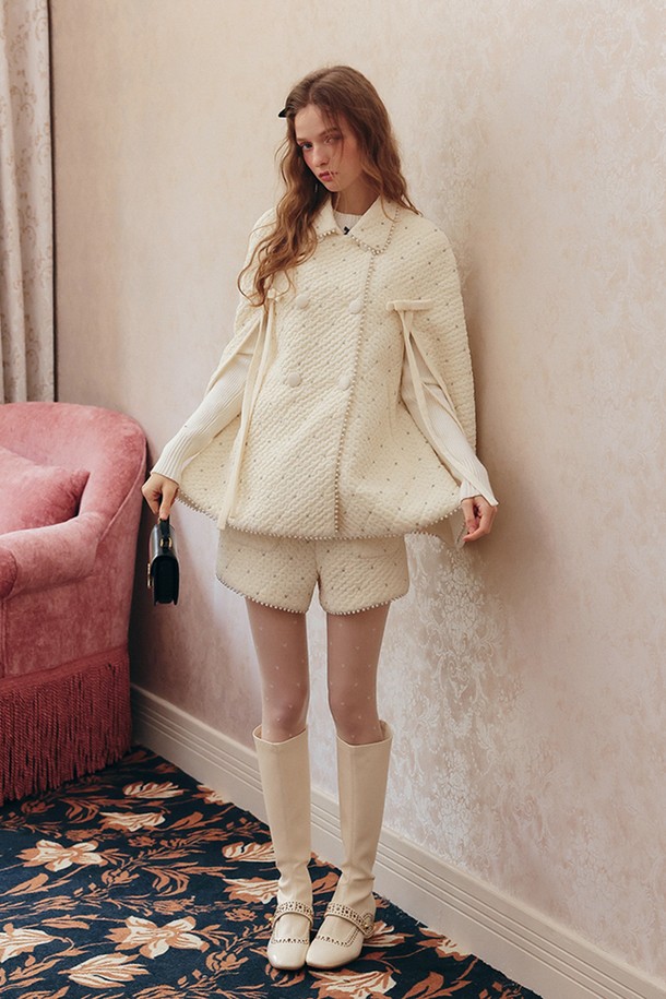 엘레강스 퀄팅 숏 팬츠는 여성들을 위한 세련된 스타일을 제안합니다. 봄, 여름 시즌에 어울리는 이 바지는 부드러운 폴리에스테르 소재로 제작되어 편안한 착용감을 선사합니다. 숏 기장과 레귤러 핏으로 시원하고 활동적인 느낌을 주며, 퀄팅 디테일과 포켓으로 포인트를 더했습니다. 데이트룩, 모임룩 등 다양한 TPO에 클래식하면서도 미니멀한 스타일을 연출해보세요. 화이트 컬러로 어떤 상의와도 쉽게 매치하여 멋스러운 룩을 완성할 수 있습니다.
