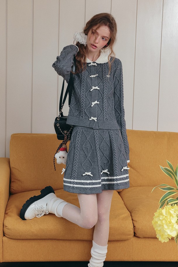 Bow 케이블 니트 스커트는 여성용 스커트로, 가을/겨울 시즌에 따뜻하게 착용하기 좋습니다. 부드러운 울 소재에 A라인 핏으로 제작되었으며, 케이블 패턴과 허리 리본 디테일이 특징입니다. 캐주얼, 클래식, 미니멀 스타일을 모두 소화할 수 있으며, 데이트룩이나 모임룩에 특히 잘 어울립니다. 두꺼운 두께감으로 포근함을 더하며, 플리츠 형태와 레귤러 핏으로 편안한 착용감을 선사합니다.
