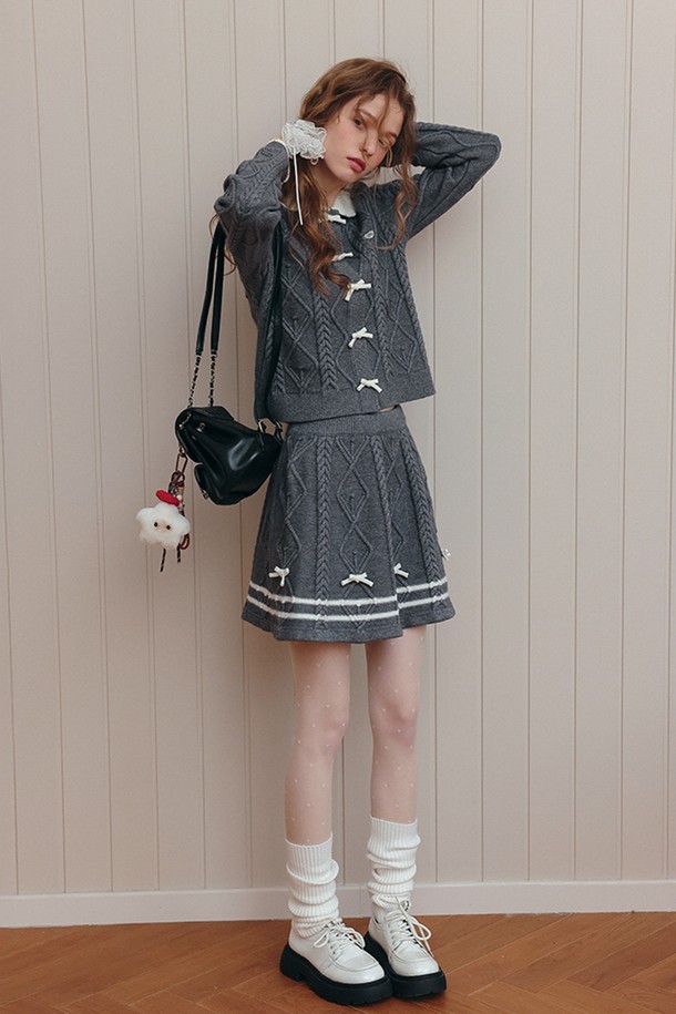 세련된 무드의 '보우 케이블 돌 칼라 가디건'입니다. 부드러운 아크릴과 폴리에스테르 혼방 소재로 제작되어 포근한 착용감을 선사하며, 겨울과 가을에 따뜻하게 입기 좋습니다. 클래식하고 우아한 스타일을 연출하며, 그레이 컬러에 화이트 리본 장식과 칼라 배색이 포인트입니다. 레귤러핏과 긴소매 기장으로 어떤 옷에도 잘 어울리며, 데이트룩, 모임룩, 출근룩 등 다양한 TPO에 활용 가능합니다. 케이블 니트 패턴과 두꺼운 두께감으로 고급스러운 분위기를 더합니다.
