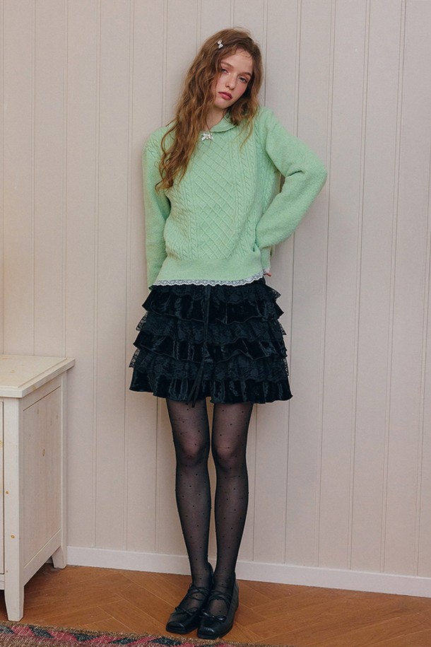 벨벳 레이스 튜튜 스커트는 여성스러운 매력을 극대화하는 아이템입니다. 부드러운 벨벳 소재와 섬세한 레이스 트리밍이 어우러져 화려하면서도 엘레강스한 분위기를 연출합니다. 플레어 핏의 미니 스커트로, 다리 라인을 더욱 돋보이게 하며, 프릴 디테일이 사랑스러운 포인트를 더합니다. 가을, 겨울 시즌 데이트룩, 모임룩, 파티룩에 활용하기 좋은, 클래식하고 로맨틱한 스타일을 완성하는 스커트입니다. 블랙 컬러로 어떤 상의와도 쉽게 매치하여 미니멀하면서도 세련된 룩을 연출할 수 있습니다.
