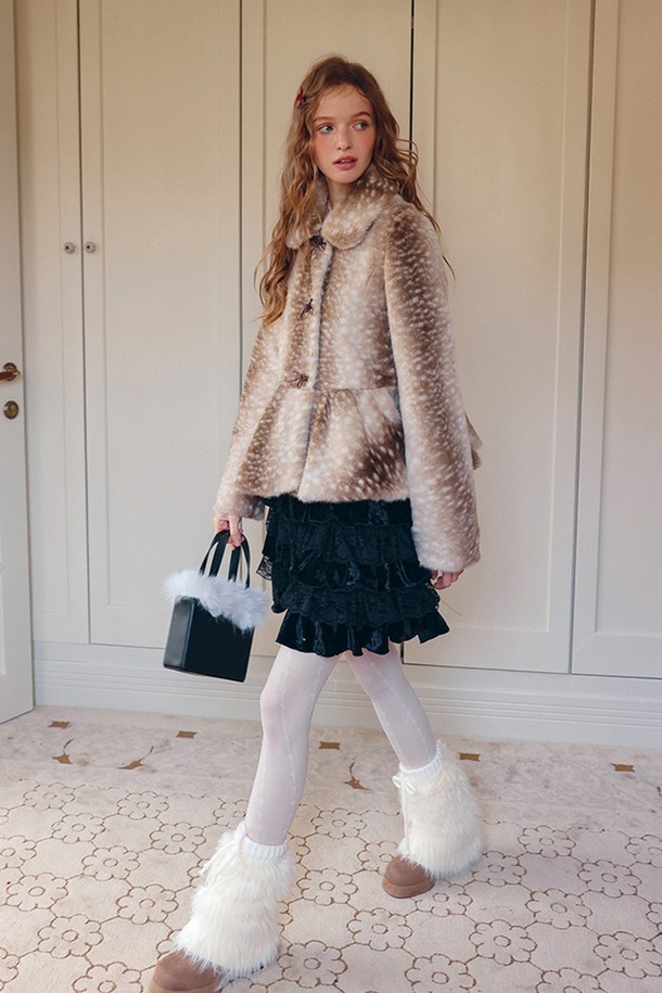 사슴 패턴이 돋보이는 퍼 숏 재킷으로, 겨울철 우아하고 화려한 스타일을 완성해 보세요. 베이지와 브라운 컬러로 출시되어 다양한 룩에 매치하기 용이하며, 부드러운 퍼 소재가 포근한 착용감을 선사합니다. 숏 기장과 오픈 스타일, 프릴 디테일이 더해져 로맨틱하면서도 클래식한 무드를 자아냅니다. 데이트룩, 모임룩, 연말 모임룩 등 특별한 날, 당신의 스타일을 더욱 돋보이게 할 아이템입니다.
