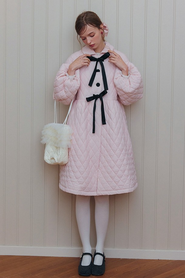 사랑스러운 분위기를 연출하는 리본 퀼티드 코트입니다. 부드러운 폴리에스테르 소재로 제작되어 포근한 착용감을 선사하며, 롱 기장과 퀼팅 패턴이 우아하고 클래식한 스타일을 완성합니다. 허리 부분의 리본 디테일이 로맨틱한 포인트를 더하며, 데이트룩이나 모임룩에 특별함을 더해줍니다. 가을, 겨울 시즌에 따뜻하고 세련된 스타일을 연출해보세요. 핑크 색상으로 여성스러운 매력을 강조합니다.
