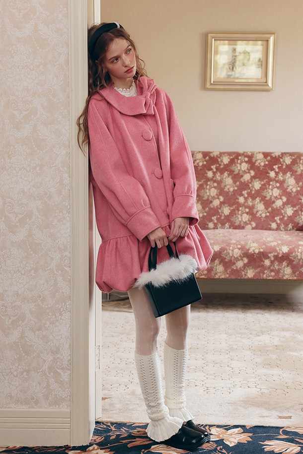 **Bow collar balloon coat (보우 칼라 발룬 코트)**는 우아하고 로맨틱한 분위기를 연출하는 여성 코트입니다. 부드러운 울 소재로 제작되어 포근하며, 두꺼운 두께감으로 가을, 겨울철에 따뜻하게 착용할 수 있습니다. 핑크 컬러의 무지 디자인에 리본 칼라와 프릴 디테일이 더해져 여성스러운 매력을 더합니다. 루즈핏 발룬 스타일로 편안하면서도 엘레강스한 핏을 선사하며, 데이트룩이나 모임룩에 완벽하게 어울립니다. 싱글 버튼 여밈과 긴 소매 기장으로 클래식하면서도 미니멀한 스타일을 완성합니다.
