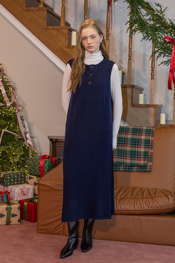 네이비 색상의 슬림핏 슬리브리스 니트 원피스입니다. 부드러운 니트 소재로 제작되어 봄, 가을, 겨울 모두 착용 가능하며, 일상 및 데이트룩에 적합합니다. 라운드넥에 H라인 일자핏으로 미니멀하고 베이직한 스타일을 연출합니다. 슬리브리스 디자인으로 세련된 느낌을 더하며, 데이트룩, 클래식한 스타일을 선호하는 여성분들께 추천합니다.
