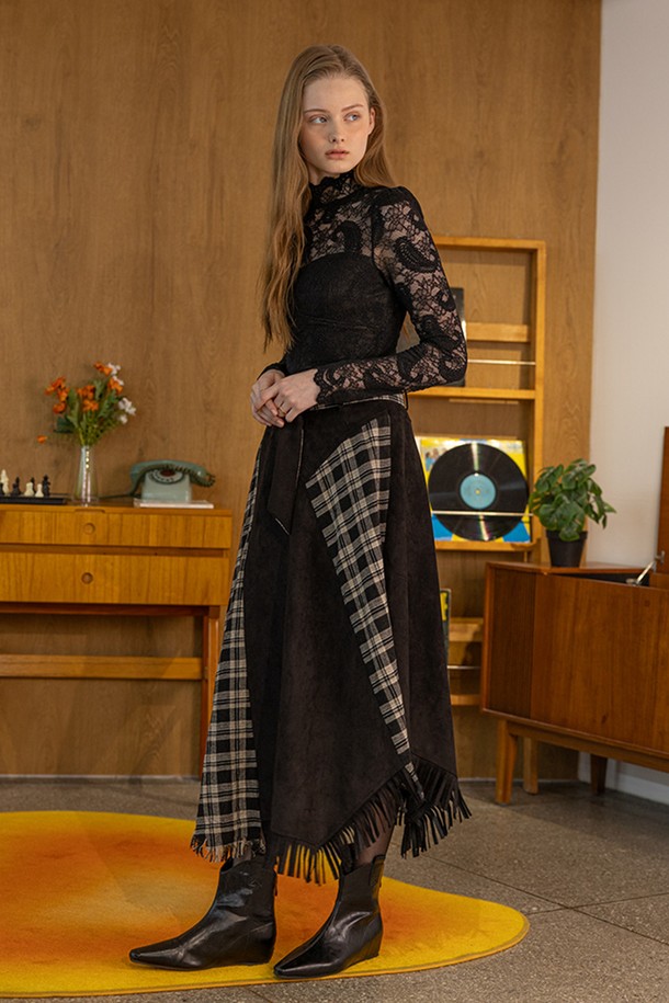 블랙 색상의 플래드 앤 벨벳 패치워크 스커트입니다. 부드러운 벨벳 소재에 체크 패턴과 다양한 패치워크 디자인이 돋보이는 A라인 플레어 스커트입니다. 두께감 있는 원단으로 가을, 겨울 시즌에 따뜻하게 착용 가능하며, 프린지 디테일이 클래식한 무드를 더합니다. 모임룩이나 연말 모임룩에 활용하여 세련된 스타일을 연출해보세요. 핏은 레귤러핏으로 편안하게 착용할 수 있습니다.
