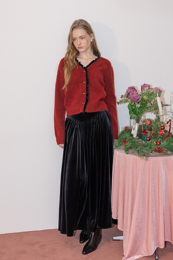 고혹적인 분위기를 연출하는 블랙 엘레강스 벨벳 스커트입니다. 부드러운 촉감의 벨벳 소재와 두꺼운 두께감으로 가을, 겨울 시즌에 따뜻하게 착용할 수 있습니다. 우아한 A라인 플레어 디자인과 하이웨스트 스타일이 다리 라인을 더욱 길어 보이게 합니다. 모임룩, 연말 모임룩, 오피스룩 등 다양한 TPO에 클래식, 미니멀, 시크한 스타일을 더해 활용해보세요. 무지 디자인으로 어떤 상의와도 쉽게 매치하여 세련된 룩을 완성할 수 있습니다.
