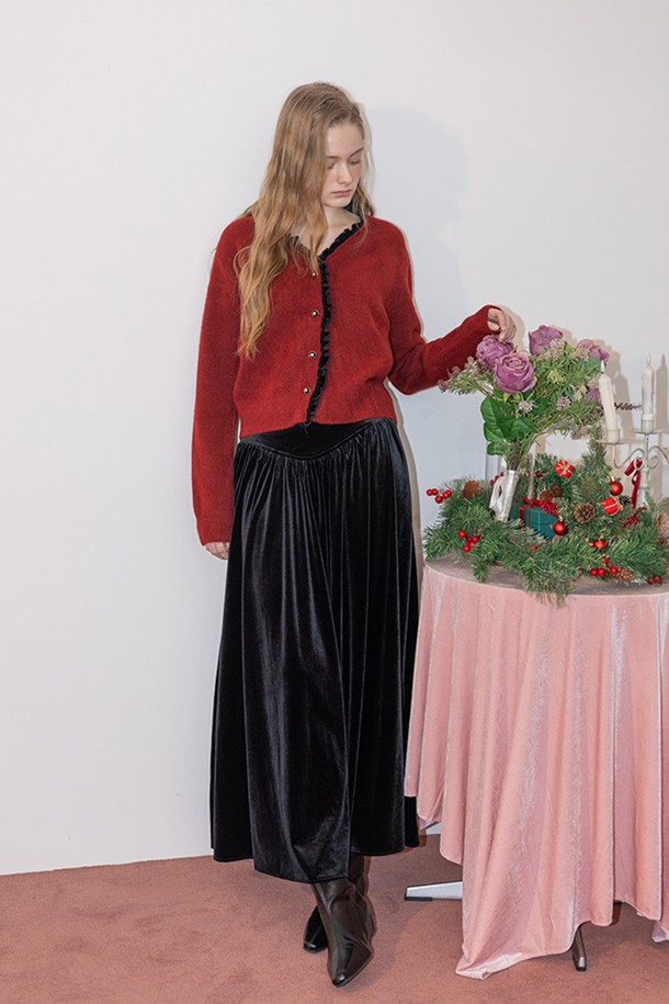 벨벳 카라 니트 카디건_레드는 여성 의류로, 가을과 겨울에 어울리는 클래식하고 엘레강스한 스타일을 연출합니다. 부드러운 니트 소재로 제작되었으며, 라운드 넥에 긴 소매 기장으로 따뜻함을 더했습니다. 두꺼운 두께감과 레귤러핏으로 편안한 착용감을 선사하며, 벨벳 카라 디테일과 싱글 버튼 여밈 방식으로 포인트를 주었습니다. 모임룩이나 데이트룩에 활용하기 좋은 미니멀한 디자인의 니트 카디건입니다.
