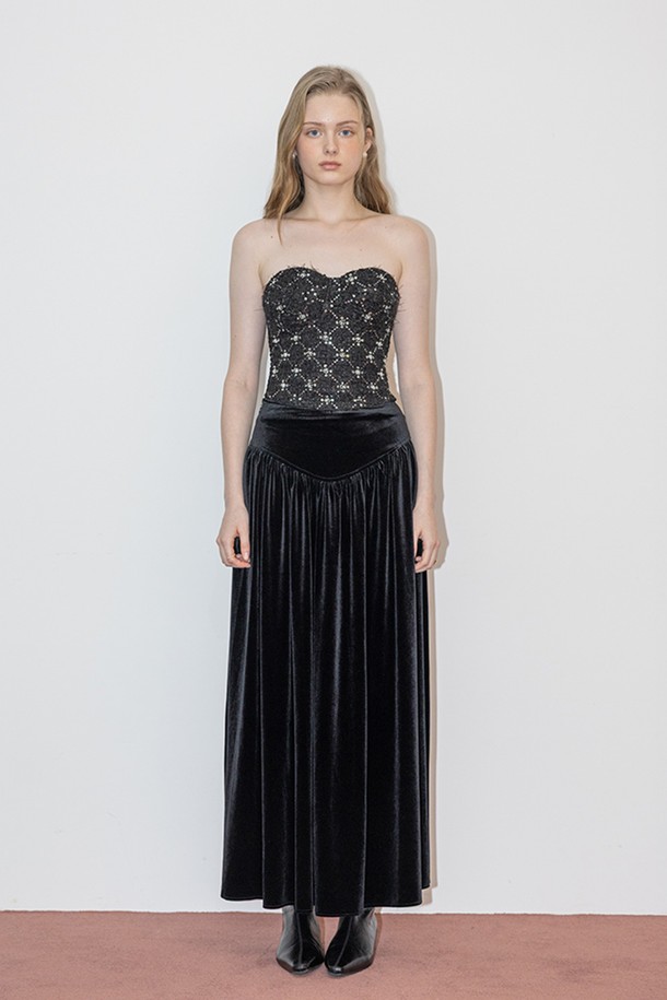 블랙 색상의 플라워 패턴 민소매 탱크탑입니다. 스퀘어넥 디자인으로 여성스러운 실루엣을 연출하며, 얇은 두께감으로 봄, 여름 시즌에 시원하게 착용하기 좋습니다. 캐주얼, 미니멀, 로맨틱 스타일을 모두 소화할 수 있으며, 데이트룩이나 휴가룩에 매치하여 포인트를 더할 수 있습니다. 레귤러 핏으로 편안하게 착용 가능하며, 플라워 패턴 디테일이 돋보이는 디자인입니다.
