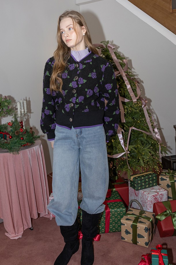 보라색 장미 플리스 숏 가디건입니다. 부드러운 플리스 소재로 제작되어 가을과 겨울에 따뜻하게 착용할 수 있습니다. 캐주얼한 무드의 라운드넥 디자인이며, 긴 소매와 숏 기장으로 활동성을 높였습니다. 플라워 패턴이 돋보이며, 레귤러핏으로 편안하게 착용할 수 있습니다. 블랙 색상도 함께 출시되었습니다.
