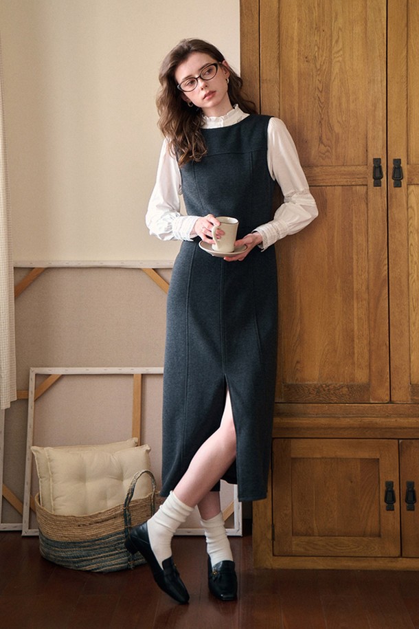 세련된 스타일을 연출하는 아세테이트 투 베스트 드레스입니다. 부드러운 촉감의 아세테이트 소재로 제작되었으며, 가을과 겨울에 어울리는 얇은 두께감으로 레이어드하여 다양한 스타일을 연출할 수 있습니다. 블랙 컬러의 브이넥 디자인과 A라인 플레어 스커트가 여성스러운 실루엣을 강조하며, 민소매 베스트형 디자인으로 클래식하고 미니멀한 무드를 선사합니다. 오피스룩, 모임룩, 소개팅룩 등 다채로운 TPO에 시크하게 매치하여 세련된 스타일을 완성해 보세요.
