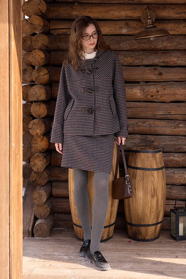블랙 and 화이트 하운드투스 체크 패턴이 돋보이는 여성용 재킷입니다. 가을, 겨울 시즌에 어울리는 두꺼운 울 소재로 제작되어 따뜻하고 포근한 착용감을 선사합니다. 테일러드 칼라와 싱글 버튼 여밈으로 클래식한 분위기를 연출하며, 레귤러 핏으로 어떤 옷에도 잘 어울립니다. 오피스룩, 출근룩, 모임룩 등 다양한 TPO에 활용할 수 있으며, 미니멀하고 시크한 스타일을 완성합니다. 긴 소매 기장으로 세련된 느낌을 더했습니다.
