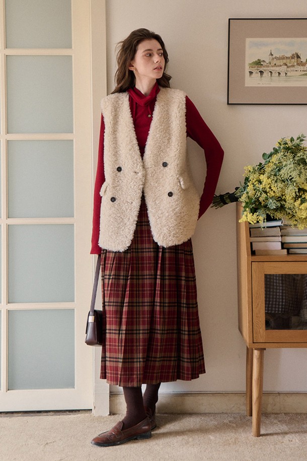 부드러운 퍼(fur) 소재로 포근함을 더한 V넥 퍼(fur) 통합 카디건 베스트입니다. 가을, 겨울 시즌에 어울리는 두꺼운 두께감으로 따뜻하게 착용 가능하며, 레귤러 핏 디자인으로 편안한 착용감을 선사합니다. 아이보리, 브라운 두 가지 색상으로 출시되어 다양한 스타일 연출에 용이하며, 더블 버튼 디테일이 포인트입니다. 캐주얼, 미니멀, 클래식 스타일을 즐겨 입는 여성분들에게 데이트룩, 모임룩으로 추천합니다. 민소매 디자인으로 이너웨어와 함께 레이어드하여 세련된 스타일을 완성해 보세요.
