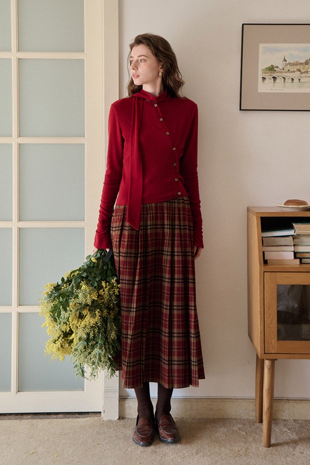 레드 컬러의 플래킷 긴소매 니트는 여성 고객을 위한 클래식 스타일의 상의입니다. 부드러운 촉감의 비스코스, 면, 아크릴, 스판덱스 혼방 소재로 제작되어 가을과 겨울에 따뜻하게 착용할 수 있습니다. 목 부분에 고정된 스카프 디자인으로, 오피스룩과 모임룩에 세련된 포인트를 더합니다. 레귤러핏과 레귤러 기장으로 편안하면서도 단정한 실루엣을 연출하며, 자유롭게 스타일링 가능한 스카프로 다양한 분위기를 낼 수 있습니다. 미니멀한 무드를 선호하는 분들에게 추천하는 아이템입니다.
