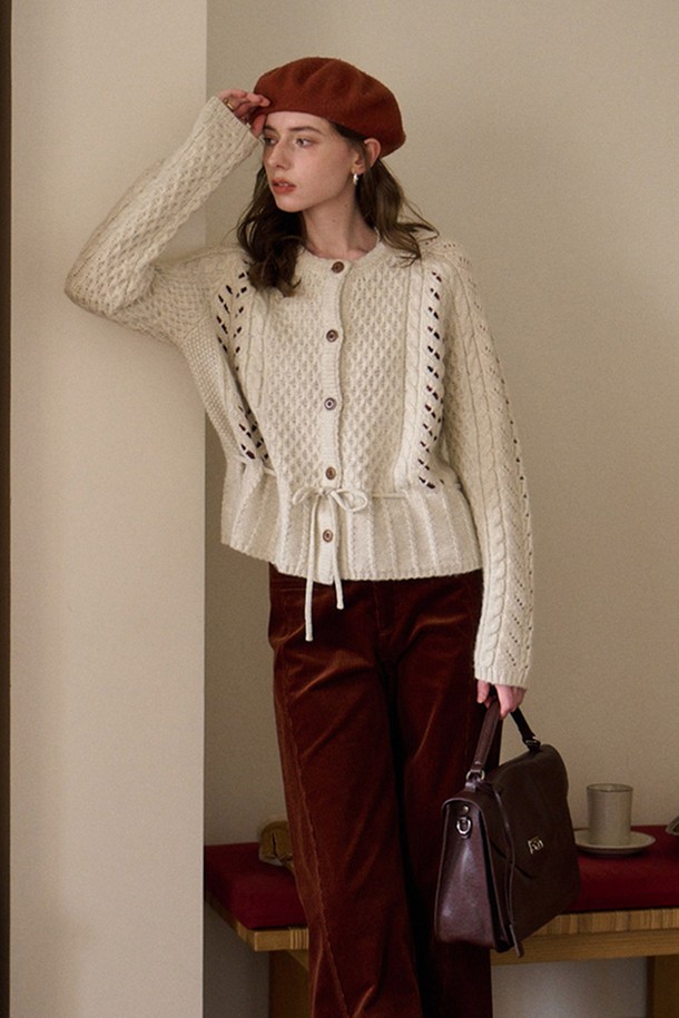 Sense 니트 케이블 가디건은 여성 고객을 위한 상의로, 가을과 겨울에 따뜻하게 착용하기 좋습니다. 아이보리와 화이트 두 가지 색상으로 출시되었으며, 클래식하고 베이직한 스타일을 연출합니다. 울과 아크릴 혼방 소재로 제작되어 부드러운 촉감을 자랑하며, 두꺼운 두께감으로 포근함을 더합니다. 라운드넥에 긴 소매, 레귤러핏으로 디자인되었으며, 케이블 패턴과 리본 디테일이 돋보여 데이트룩이나 모임룩에 포인트를 줄 수 있습니다.
