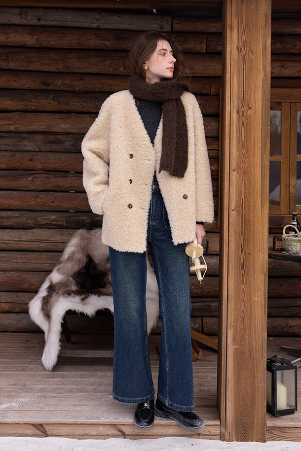 **V-넥 퍼 (fur) 통합 코트**는 부드러운 촉감의 퍼 소재로 제작되어 겨울철 따뜻함을 선사하는 여성용 아우터입니다. 아이보리와 브라운 두 가지 색상으로 출시되었으며, 캐주얼, 미니멀, 클래식 스타일을 모두 아우르는 디자인입니다. 크롭 기장에 오버핏으로 제작되어 편안한 착용감을 제공하며, 더블 버튼 여밈 방식으로 세련됨을 더했습니다. 특히, 브이넥 디자인과 양면 착용 가능하여 다양한 데이트룩 연출에 활용할 수 있습니다.
