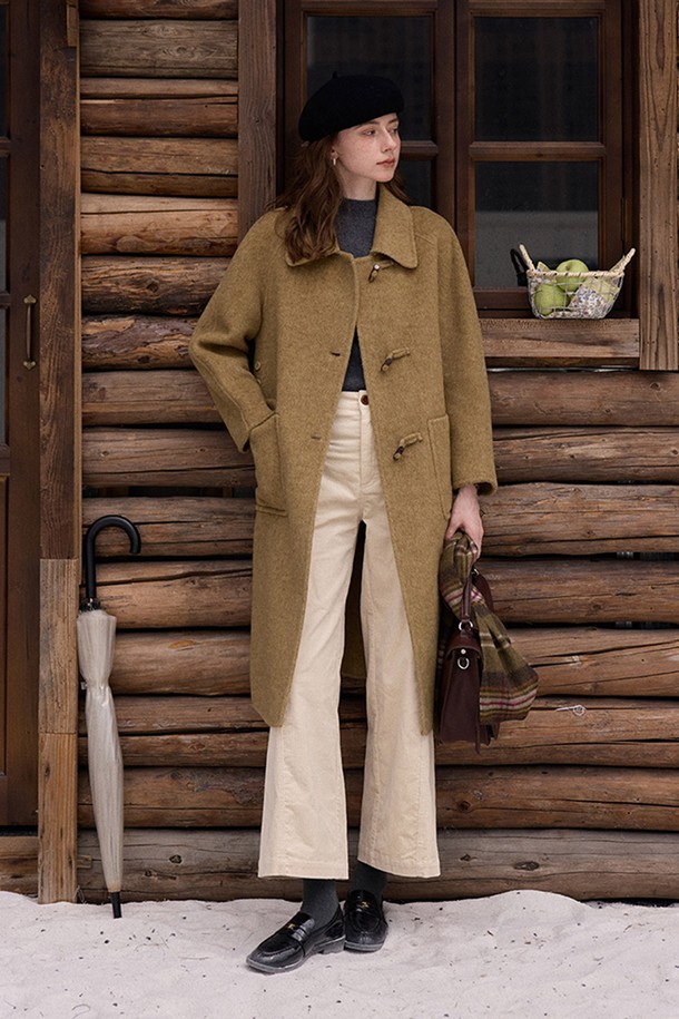 베이지와 카키 컬러의 버클 혼 라펠 코트입니다. 울 소재로 제작되어 가을과 겨울에 따뜻하게 착용할 수 있으며, 일상, 출근룩, 오피스룩, 모임룩 등 다양한 TPO에 활용 가능합니다. 레귤러핏에 미디엄 기장으로, 클래식하고 베이직한 디자인을 선호하는 여성분들께 추천합니다. 라펠 칼라와 혼 버클 디테일이 돋보이며, 미니멀하고 시크한 스타일을 연출하기 좋습니다. 긴 소매와 두꺼운 두께감으로 고급스러운 분위기를 더합니다.
