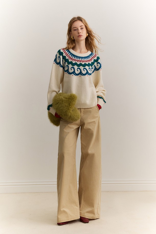 아이보리, 블루, 그린 컬러의 페어 아일 패턴이 돋보이는 여성용 빈티지 니트입니다. 두꺼운 울 소재로 제작되어 가을, 겨울 시즌에 따뜻하게 착용할 수 있으며, 라운드넥과 레귤러핏 디자인으로 편안한 착용감을 선사합니다. 클래식하고 베이직한 디자인으로 데이트룩, 모임룩, 미니멀, 캐주얼 스타일 모두 소화 가능합니다. 긴 소매 기장으로 포근함을 더하며, 부드러운 촉감으로 기분 좋은 착용감을 느낄 수 있습니다. 빈티지한 감성을 더해 소장 가치를 높인 페어 아일 빈티지 니트입니다.
