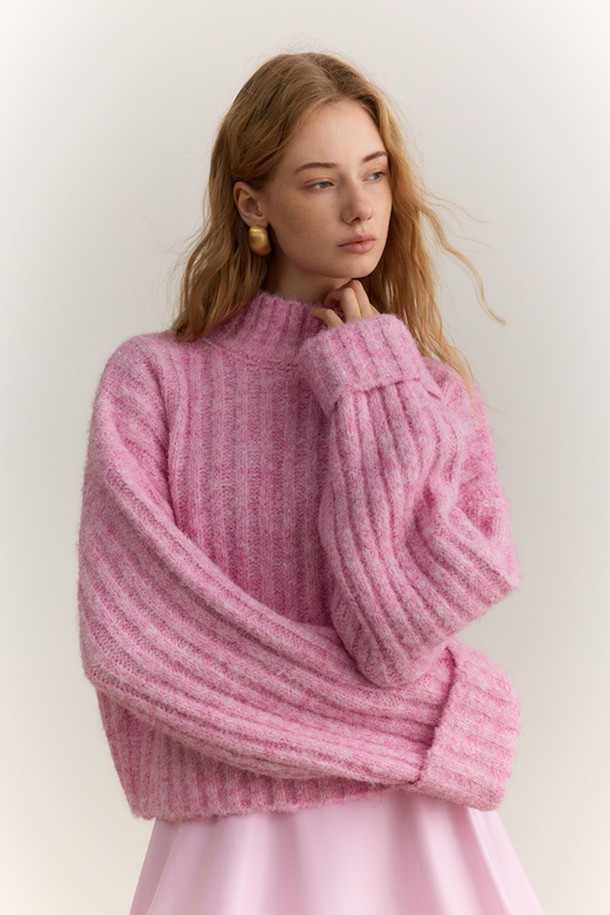 하이넥 핏 스트립 스웨터는 여성용 상의로, 가을과 겨울에 따뜻하게 입을 수 있는 제품입니다. 핑크와 올리브 그린 두 가지 색상으로 출시되었으며, 캐주얼 및 미니멀 스타일을 모두 소화할 수 있습니다. 울과 아크릴 혼방 소재로 제작되어 부드러운 촉감을 선사하며, 두꺼운 두께감과 오버핏 디자인으로 편안한 착용감을 제공합니다. 하이넥 디자인과 긴 소매, 골지 패턴이 특징이며, 크롭 기장으로 트렌디한 스타일을 연출합니다. 컬러 블록 디테일이 더해져 포인트를 주는, 데일리룩에 활용하기 좋은 아이템입니다.
